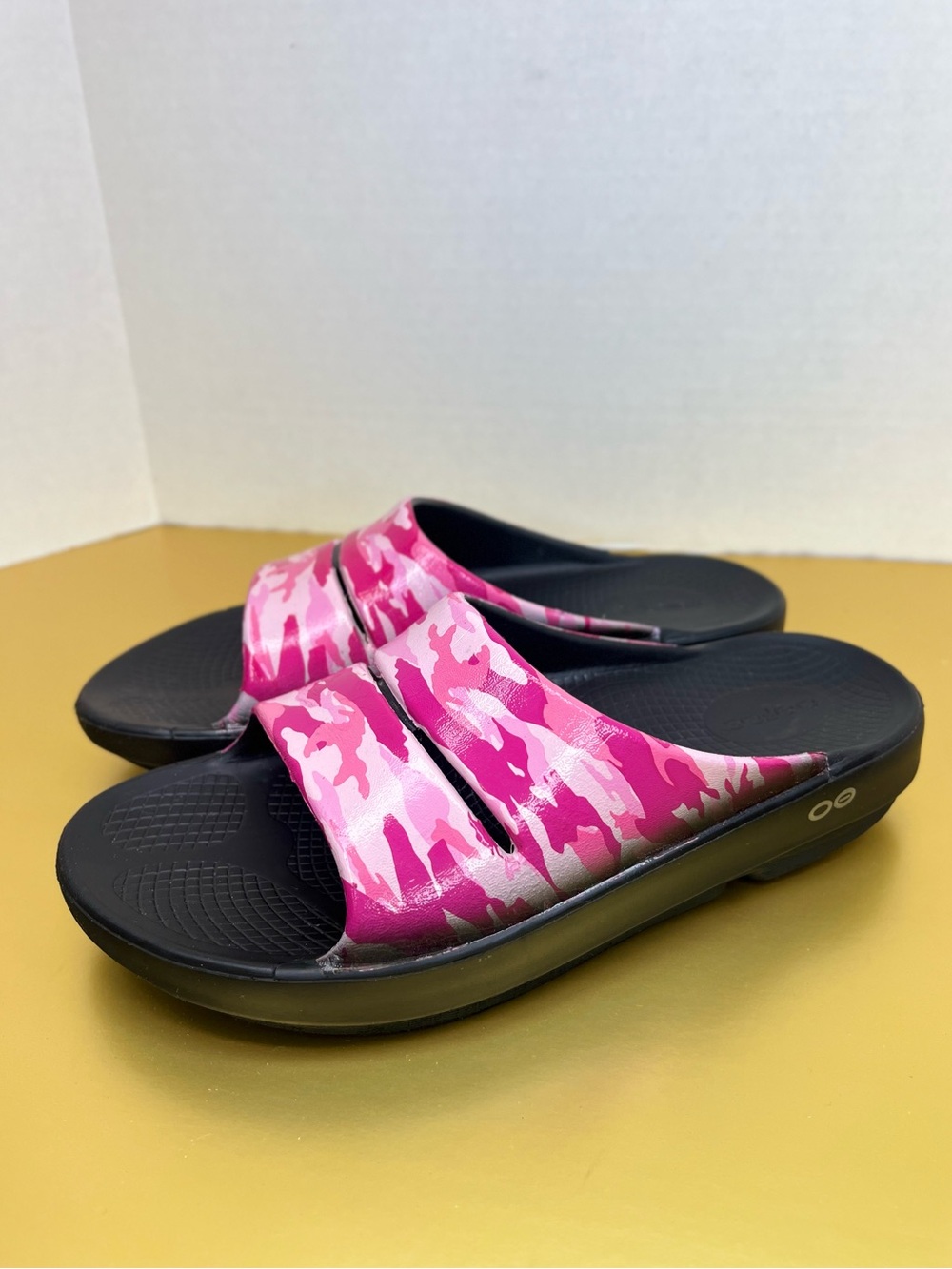 OOFOS Ooahh Luxe Recovery Slide Sandals Pink Camo Womens Sz 9 Very Good! No Box